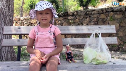 Кукла Штеффи и Ярослава на прогулке - Зоопарк Анталии. Кормим Животных Видео для детей Часть 2