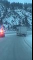 La police escorte un camion sans freins sur une autoroute enneigée
