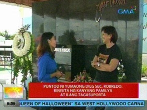 UB: Puntod ni yumaong DILG Sec. Robredo, binisita ng kanyang pamilya at ilang tagasuporta