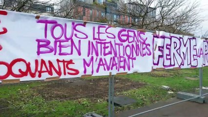 Un peu d'humanité sur la clôture érigé av. Président-Wilson à Saint-Denis contre les expulé-e-s et les migrant-e-s