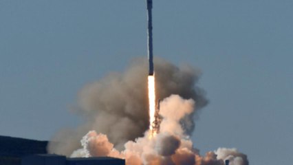 La compañía aeroespacial SpaceX lanza con éxito un cohete Falcon 9