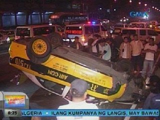 UB: Pagbaliktad ng taxi sa QC, driver at pasahero, sugatan