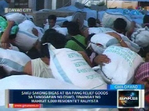 Saksi: Saku-sakong bigas sa tanggapan ng DSWD sa Davao, tinangay ng mga raliyista