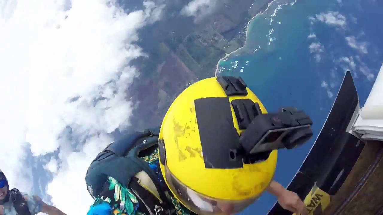Se lancer une noix de coco dans les airs pendant un saut en parachute...
