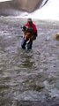 Ce héro saute dans l'eau glacée pour sauver un chien