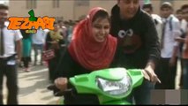 Girls Scooty Punjabi Totay Funny Tezabi Totay 2017