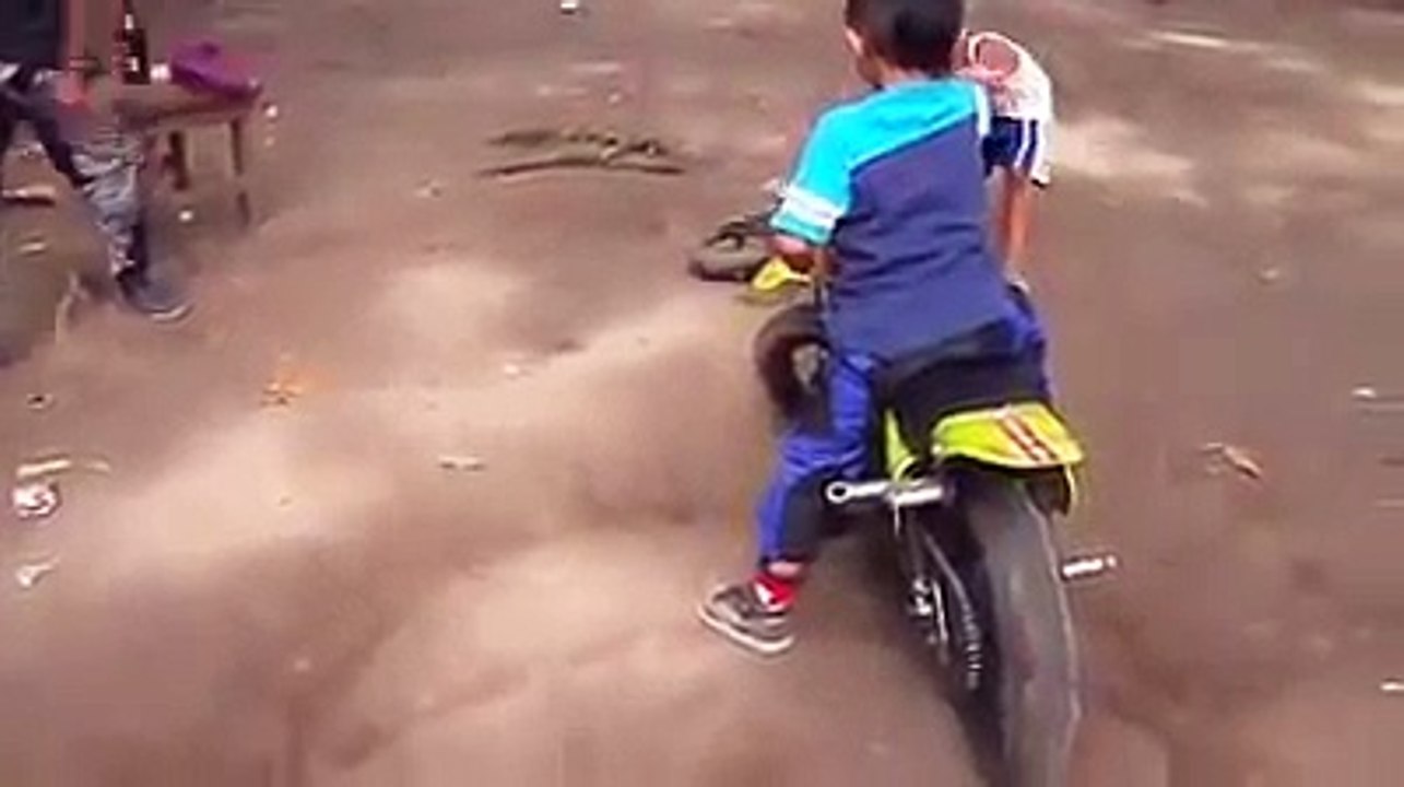latest-funny-videos-small-kid-showing-stunts-on-his-mini-bike