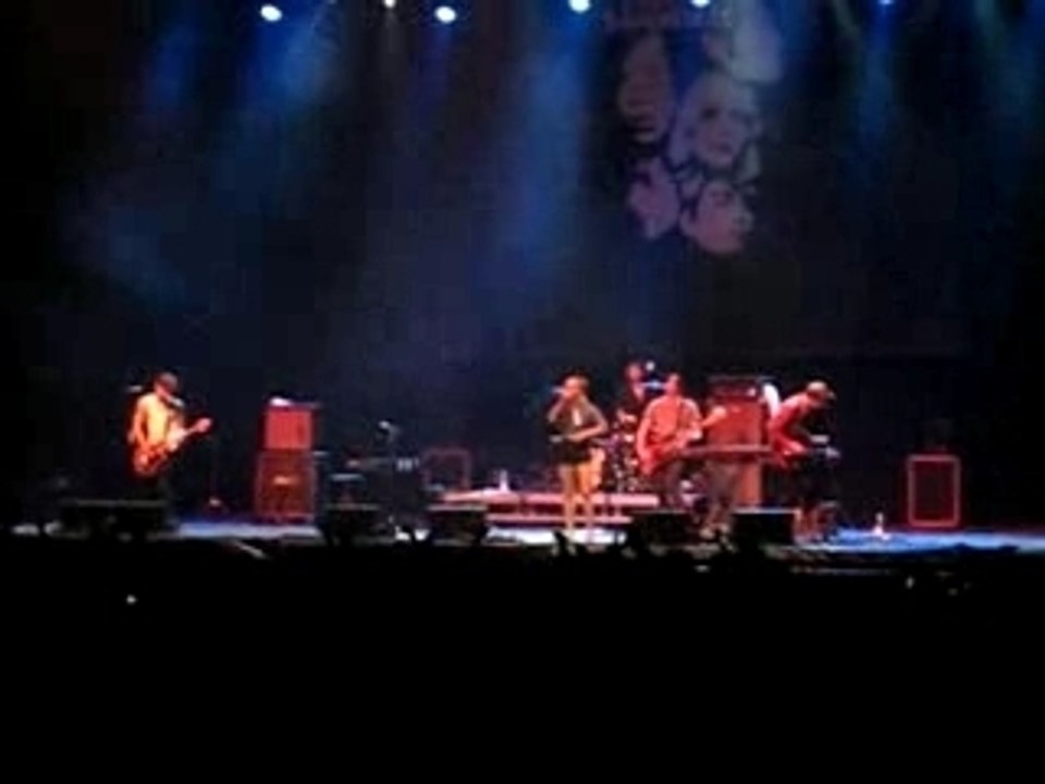 Cloetta center the Sounds