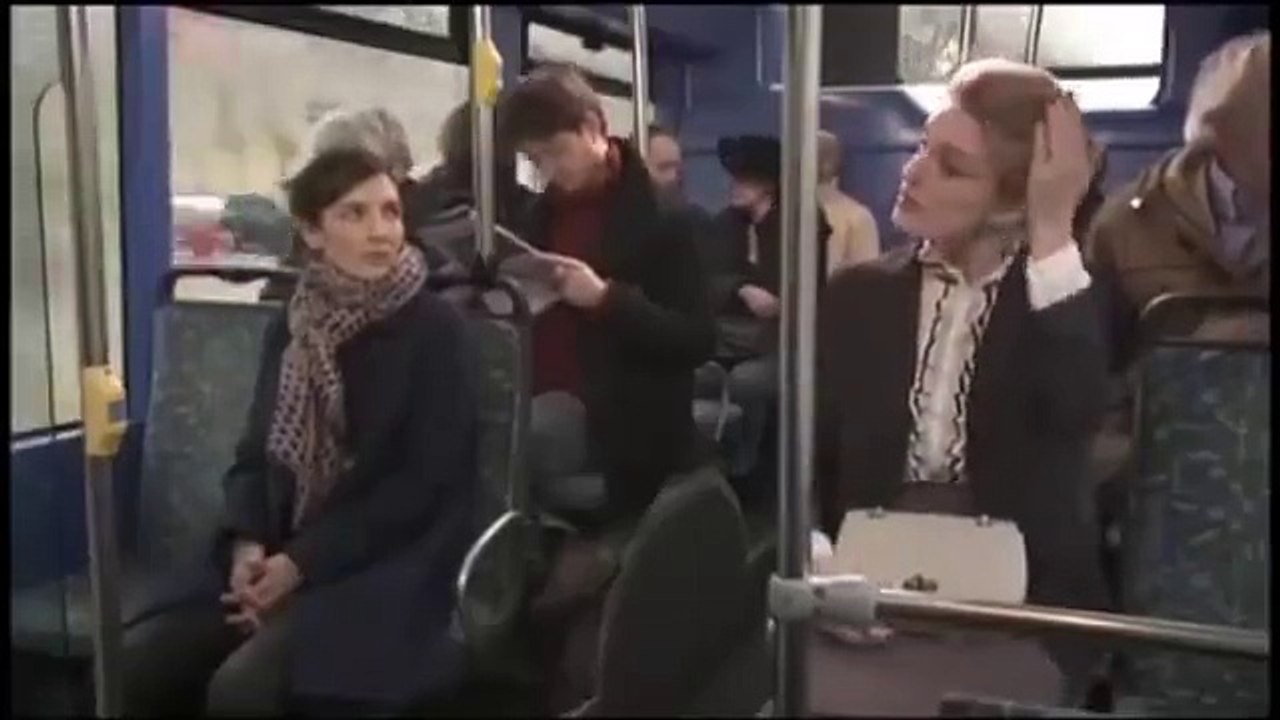 il y a des jours comme ca regarde bien le femme de gauche
