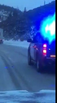 Un camion qui n’a plus de freins dans une descente se fait suivre par la police