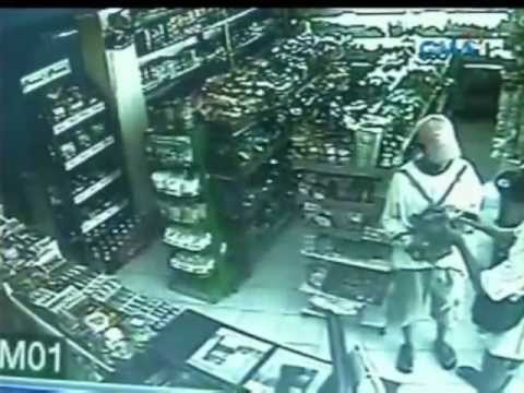 Saksi: Panghoholdap ng dalawang armadong lalaki sa isang convenience store, nakunan ng CCTV