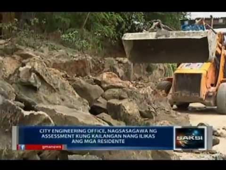 Saksi: Malaking tipak ng bato mula sa 'di pa tapos na riprap sa Taguig, gumuho
