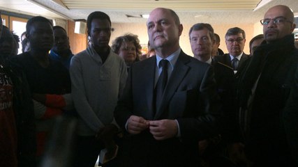 Le ministre de l'Intérieur rencontre les migrants à Cancale