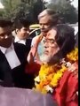 public ne swami om ko bigg boss 10 k ghar se bahar aate hi marna start kr dya leaked video-15th January 2017 Shock News