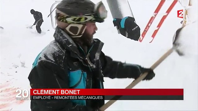 Neige : l'indispensable travail des pisteurs, chargés de vérifier l'état des domaines