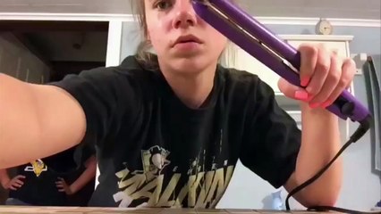 Une jeune fille fait péter du pop-corn avec un fer à lisser !