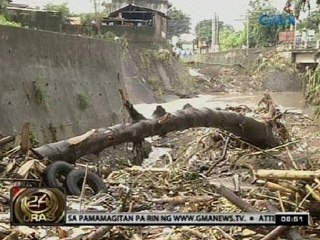 24 Oras: Paglilinis sa malalaking troso, putik at mga basura na iniwan ng baha sa Laguna, pahirapan