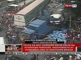 Truck na may kargang drum-drum na hydrogen peroxide, nadisgrasya at humambalang sa nagtahan bridge
