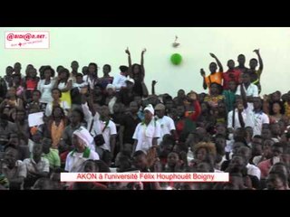 Projet "Akon Lighting Africa" bain de foule pour Akon à  l`Université Félix-Houphouët-Boigny.