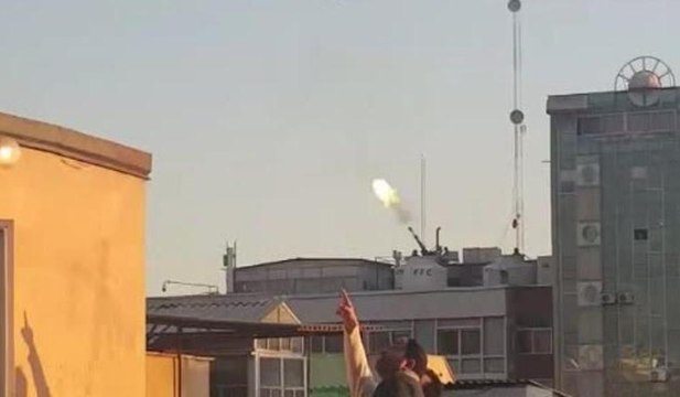 İran'ın başkenti Tahran'da uçaksavar sesleri