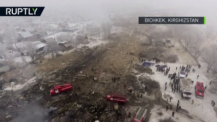 Des débris d’avion jonchent les jardins : images aériennes du lieu du crash du Boeing au Kirghizstan