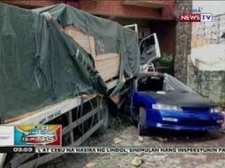 BP: Truck, inararo ang isang junkshop at kotse bago sumalpok sa pader sa Antipolo City