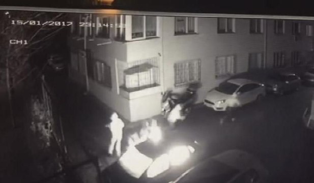 Araç kundaklama anı güvenlik kamerasında