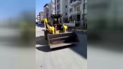 8 yaşındaki kızına kepçe kullandırıyor