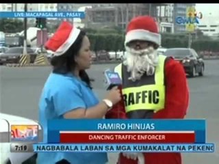UB: Traffic enforcer, naka-santa costume at sumasayaw habang nagmamando ng trapiko
