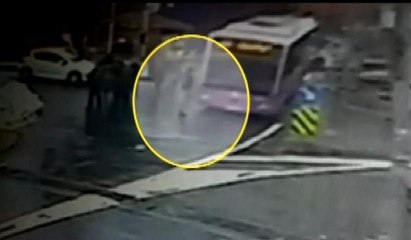 İETT otobüsünün spiker Caner Karaer'e çarpma anı kamerada