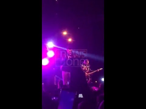 Pakistani singer Atif Aslam stops concert to save a girl from getting eve teased