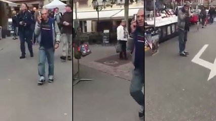 Un homme utilise une canette de bière en guise de téléphone