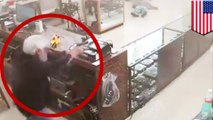Pemilik toko senjata menembak pria yang mencoba merampoknya - Tomonews