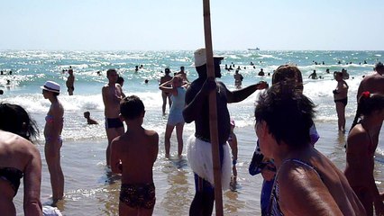 веселый негр на пляже