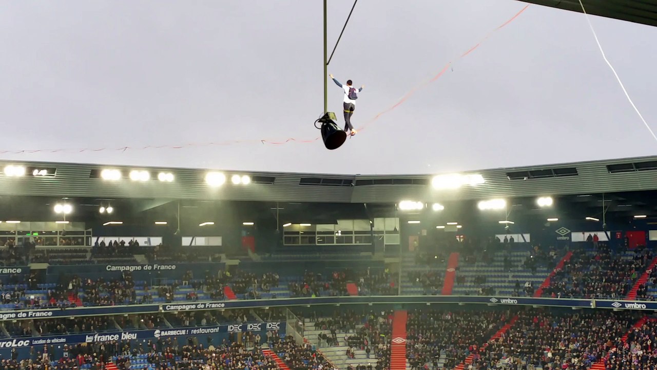 Il traverse le stade d'Ornano sur un fil à 30m de hauteur