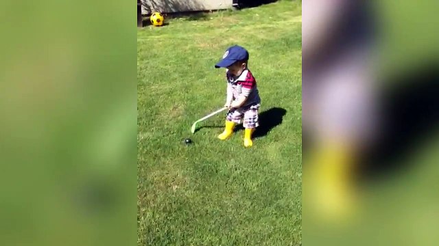 Gardes tes yeux sur la balle... Ce gamin prend tout au premier degres