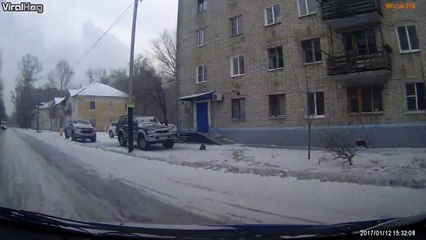 Elle est ou ta maman petit russe... Gamin perdu au milieu de la route