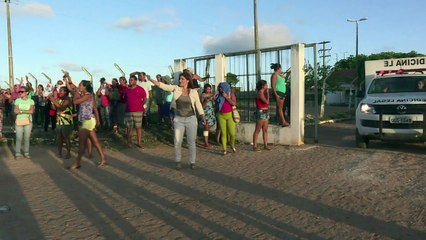 Corpos são retirados após massacre em presídio de Natal