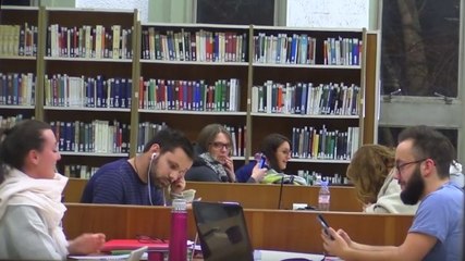 Écouteurs mal branchés à la bibliothèque (Les Inachevés)