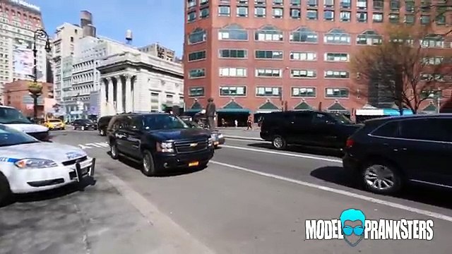 Elle rejette le mec qui essaie de la draguer, car elle a un copain, mais 45 mn plus tard, elle est prête à le retrouver