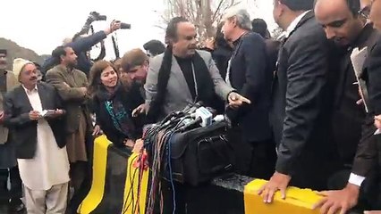 Tải video: Imran Khan's Media Talk Outside Supreme Court After Panama Hearing 16.01.2017