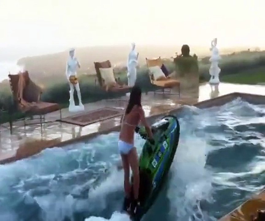 Regardez de quoi est capable cette jeune femme avec ce jet ski