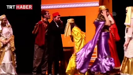 Tiyatro sahnesinde evlenme teklif etti