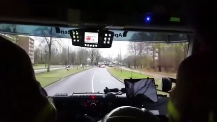 Une automobiliste panique en voyant les pompiers arriver derrière elle !