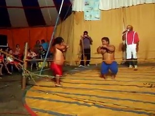 combat de boxe entre deux nains