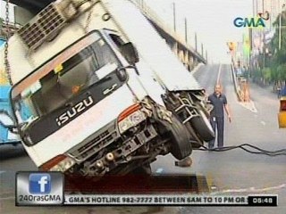 24 Oras: Delivery van, tumagilid sa Edsa-Santolan; Isa sugatan