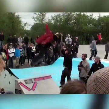 Une fille se prend une planche de skate en pleine tête