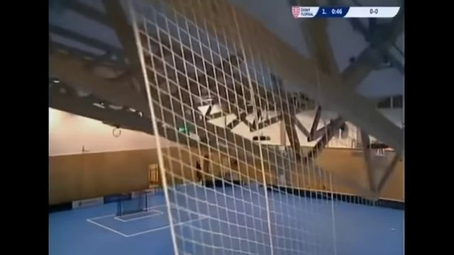 Sous le poids de la neige, ce toit de gymnase s'écroule sur ces sportifs