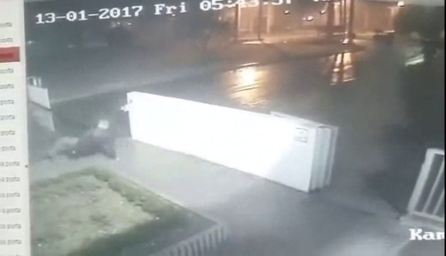 Un homme chute sur le verglas. Les secours arrivent...