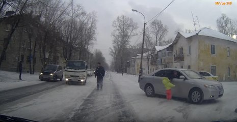 En Russie : Un Gamin perdu au milieu de la route ? Voila comment on le sauve